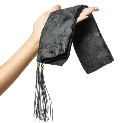 Schwarzer satin-gürtel mit subtiler floral stickerei und dekorativer quaste mit goldperlen im kamasutra surprise me erotik-kit