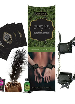 Schwarze lederhandschellen mit silberner kett und schwarzen bändern aus dem kamasutra trust me erotisches spielset