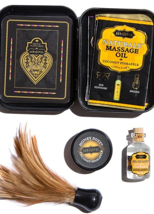 Schwarze rechteckige tin-box mit erotischen spielkarten kokosnuss ananas massageöl honigpulver und schwarzem federnstaubsauber im kamasutra weekender dose kit