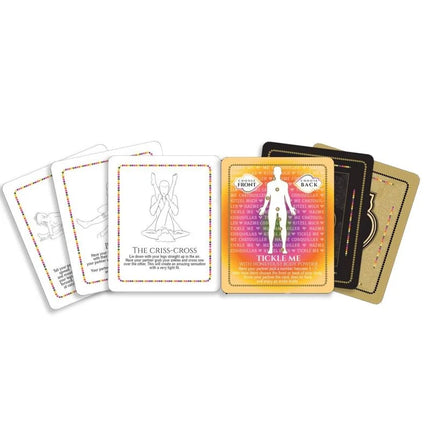 Ein satz bunter, glänzender tarot-karten mit illustrierte menschenfiguren und text aus dem produkt kamasutra weekender dose kit vanille creme vanille
