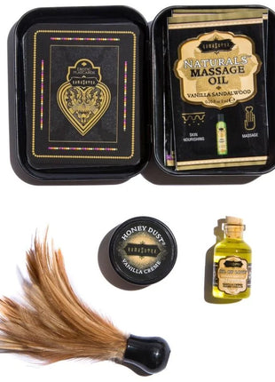Schwarze rechteckige dose mit erotischen spielkarten und massageöl in kamasutra weekender dose kit vanille creme vanille