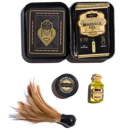 Schwarze rechteckige dose mit erotischen spielkarten und massageöl in kamasutra weekender dose kit vanille creme vanille