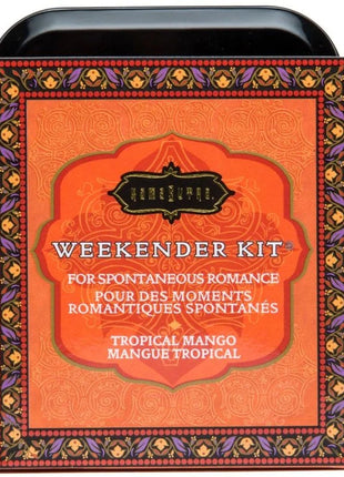 Ein leuchtend orangefarbener rechteckiger metalldose mit dekorativen lila und goldenen bordüren weekender kit von home & suppl