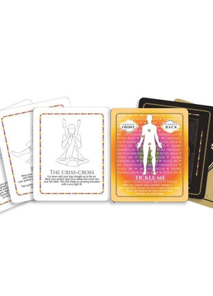 Ein set bunter, glänzender tarotkarten mit illustrierten menschenfiguren aus dem kamasutra weekender tin kit tropischer griff