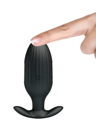 Schwarzer KELLY Plug Anal Vibrator aus Silikon mit gerippten Strukturen und Power-Taste an der Seite