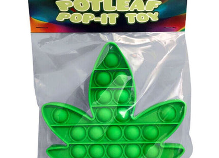 Grünes hanfblatt-förmiges pop-it spielzeug von kheper games in transparenter plastikverpackung