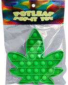 Grünes hanfblatt-förmiges pop-it spielzeug von kheper games in transparenter plastikverpackung