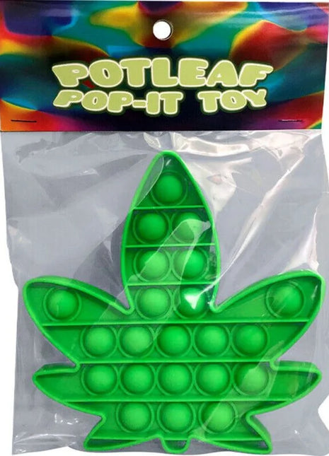 Grünes hanfblatt-förmiges pop-it spielzeug von kheper games in transparenter plastikverpackung