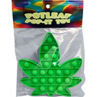 Grünes hanfblatt-förmiges pop-it spielzeug von kheper games in transparenter plastikverpackung