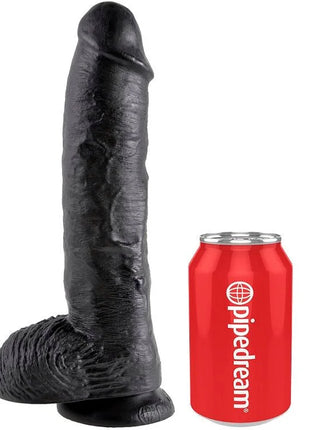 Schwarzer king cock dildo aus silikon mit realistischer struktur und abgerundetem kopf neben rotem pipedream kann