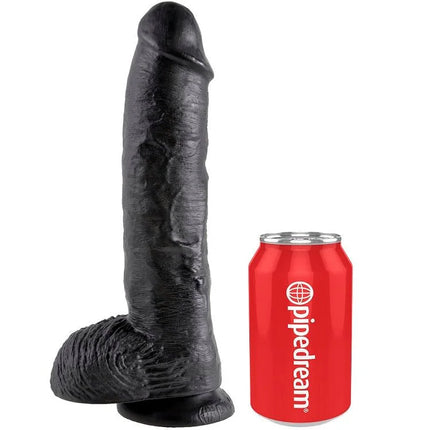 Schwarzer king cock dildo aus silikon mit realistischer struktur und abgerundetem kopf neben rotem pipedream kann
