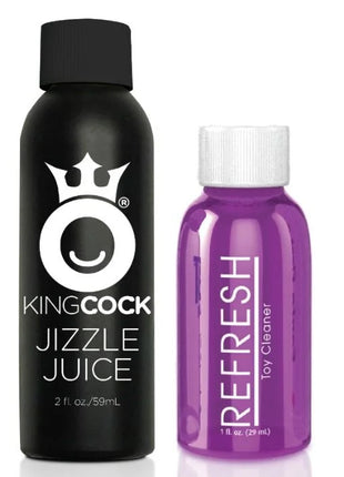 Schwarze kingcock flasche mit weißem logo und text kingcock jizzle juice neben lila translucent refresh toy cleaner flasche beim spritzender hahn produkt