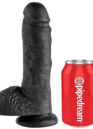 King cock 8 dildo schwarz mit eier 20.3 cm aus silikon mit realistisch strukturierter oberfläche und abgerundetem kopf neben roter pipedream dose zur größenvergleich
