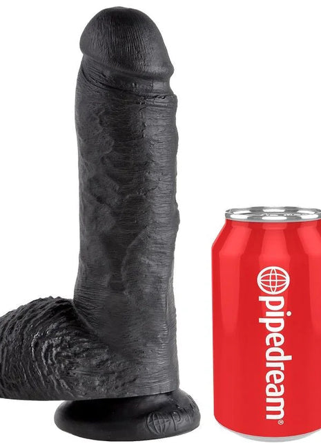 King cock 8 dildo schwarz mit eier 20.3 cm aus silikon mit realistisch strukturierter oberfläche und abgerundetem kopf neben roter pipedream dose zur größenvergleich