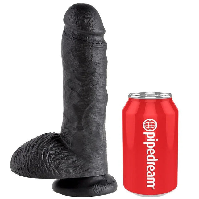 King cock 8 dildo schwarz mit eier 20.3 cm aus silikon mit realistisch strukturierter oberfläche und abgerundetem kopf neben roter pipedream dose zur größenvergleich