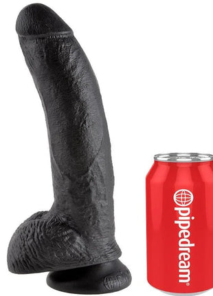 Schwarzer silikon dildo king cock 9 mit realistischer struktur und abgerundetem boden neben roter pipedream dose zur größenansicht