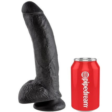 Schwarzer silikon dildo king cock 9 mit realistischer struktur und abgerundetem boden neben roter pipedream dose zur größenansicht