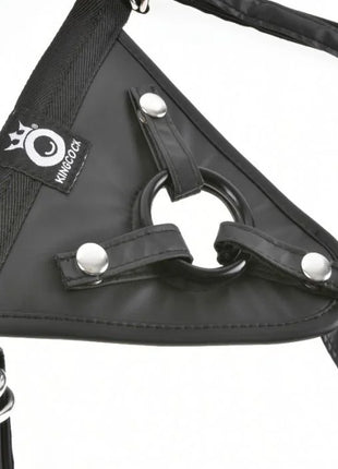 Schwarzes kingcock fit rite harness mit zentralem ring und silberfarbenen metallbeschlägen