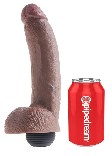 Brauner silikon dildo mit strukturierter oberfläche und schwarzer gewindebasis neben rotem pipedream can zur größenveranschaulichung