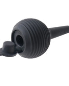 Schwarze gummiballpumpe mit geriffelter struktur und kleinem seitlichem verschluss am king cock realistisch brauner ejakulator-penis 22,86 cm
