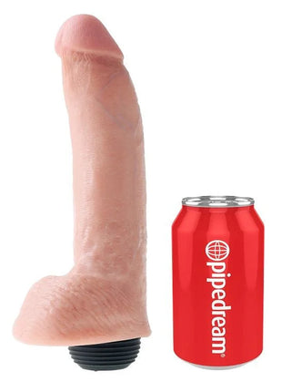 Pink silikon dildo mit schwarzer basis neben rotem pipedream can zur größenbestimmung im produkt king cock realistischer natürlicher ejakulator-penis 22,86 cm