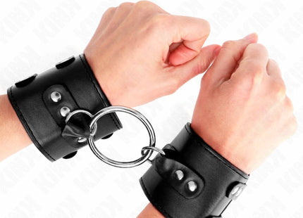 KINK - FESTE HANDGELENKFESSELN MIT RING UND NIETEN VERSTELLBAR SCHWARZ 17-22 CM X 6,5 CM