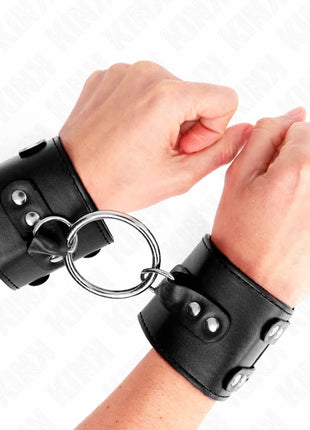 KINK - FESTE HANDGELENKFESSELN MIT RING UND NIETEN VERSTELLBAR SCHWARZ 17-22 CM X 6,5 CM