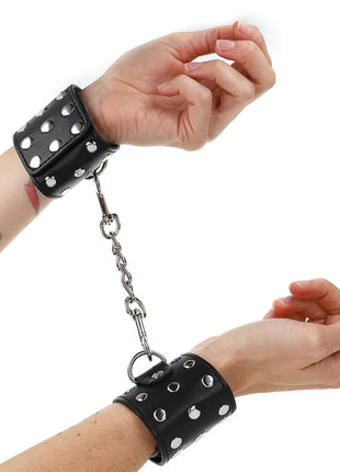 KINK - HANDGELENKFESSELN MIT DRUCKVERSCHLUSS VOLLER NIETEN SCHWARZ VERSTELLBAR 19-24 CM X 5,5 CM