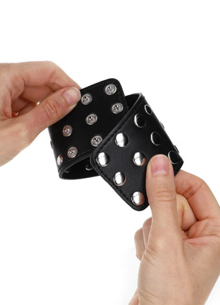 KINK - HANDGELENKFESSELN MIT DRUCKVERSCHLUSS VOLLER NIETEN SCHWARZ VERSTELLBAR 19-24 CM X 5,5 CM