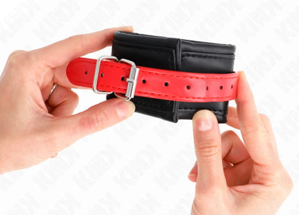 KINK - HANDGELENKFESSELN SCHWARZ MIT ROTEM GÜRTEL VERSTELLBAR 17-28 CM X 6 CM