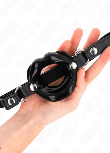 KINK - LIP 8 CM KNEBEL MIT SCHWARZEM KUNSTLEDERBAND 63 x 2 CM VERSTELLBAR 39-58 CM
