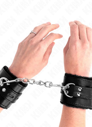 KINK - PELZGEFÜTTERTE HANDGELENKFESSELN MIT QUADRATISCHEN LÖCHERN SCHWARZ UND SCHWARZ VERSTELLBARER GÜRTEL 17-29 CM X 6