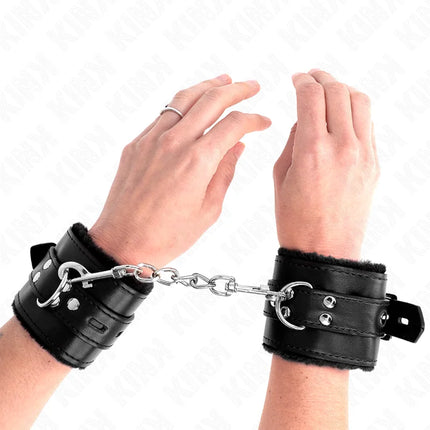 KINK - PELZGEFÜTTERTE HANDGELENKFESSELN MIT QUADRATISCHEN LÖCHERN SCHWARZ UND SCHWARZ VERSTELLBARER GÜRTEL 17-29 CM X 6