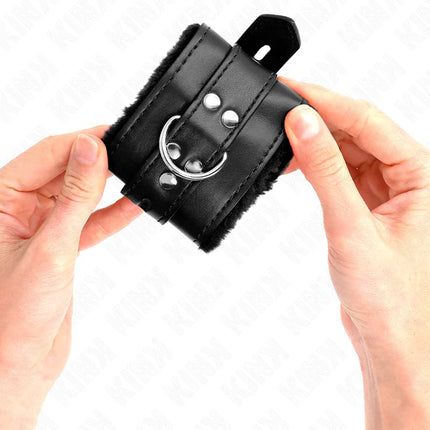 KINK - PELZGEFÜTTERTE HANDGELENKFESSELN MIT QUADRATISCHEN LÖCHERN SCHWARZ UND SCHWARZ VERSTELLBARER GÜRTEL 17-29 CM X 6
