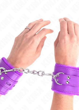 KINK - PELZGEFÜTTERTE HANDGELENKFESSELN MIT QUADRATISCHEN LÖCHERN LILA UND LILA GÜRTEL VERSTELLBAR 17-29 CM X 6 CM