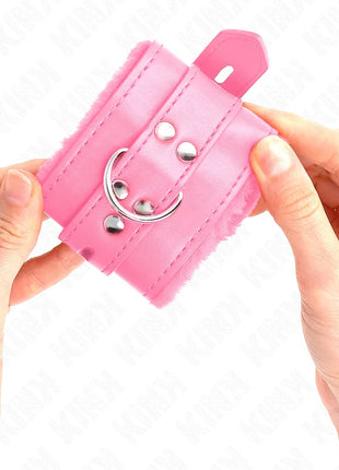 KINK - PELZGEFÜTTERTE HANDGELENKFESSELN MIT QUADRATISCHEN LÖCHERN ROSA UND ROSA GÜRTEL VERSTELLBAR 17-29 CM X 6 CM