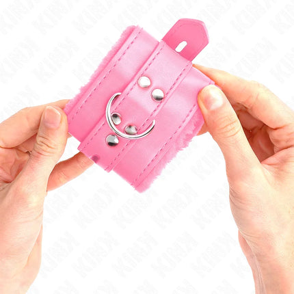 KINK - PELZGEFÜTTERTE HANDGELENKFESSELN MIT QUADRATISCHEN LÖCHERN ROSA UND ROSA GÜRTEL VERSTELLBAR 17-29 CM X 6 CM