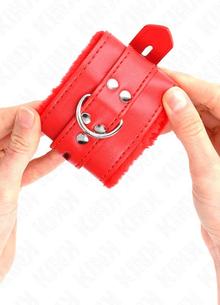 KINK - PELZGEFÜTTERTE HANDGELENKFESSELN MIT QUADRATISCHEN LÖCHERN ROT UND ROTER GÜRTEL VERSTELLBAR 17-29 CM X 6 CM