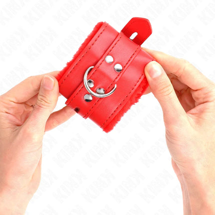 KINK - PELZGEFÜTTERTE HANDGELENKFESSELN MIT QUADRATISCHEN LÖCHERN ROT UND ROTER GÜRTEL VERSTELLBAR 17-29 CM X 6 CM