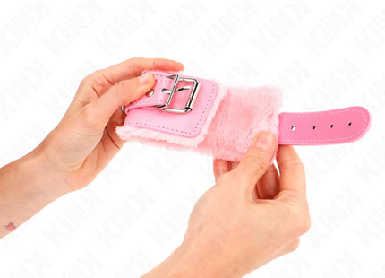 KINK - PELZGEFÜTTERTE HANDGELENKFESSELN ROSA MIT ROSA GÜRTEL VERSTELLBAR 17-29 CM X 6 CM
