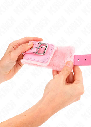 KINK - PELZGEFÜTTERTE HANDGELENKFESSELN ROSA MIT ROSA GÜRTEL VERSTELLBAR 17-29 CM X 6 CM