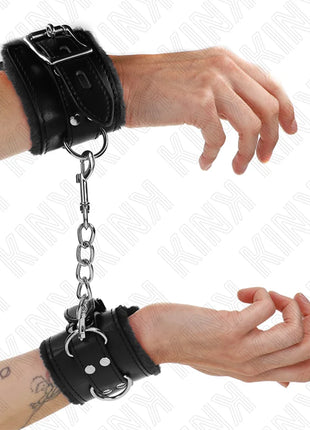 KINK - PELZGEFÜTTERTE HANDGELENKFESSELN SCHWARZ MIT SCHWARZEM GÜRTEL VERSTELLBAR 17-29 CM X 6 CM