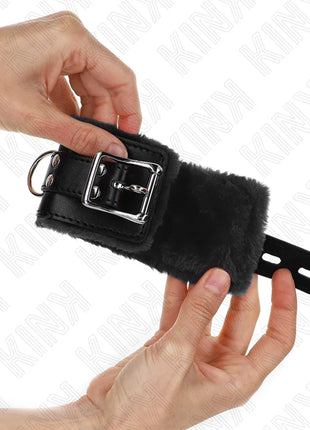 KINK - PELZGEFÜTTERTE HANDGELENKFESSELN SCHWARZ MIT SCHWARZEM GÜRTEL VERSTELLBAR 17-29 CM X 6 CM