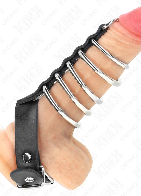 KINK - PENISRING AUS LEDER MIT VERSCHLUSSBAND 21 X 2 CM UND 5 METALLRINGEN VON 3 CM BIS 4 CM