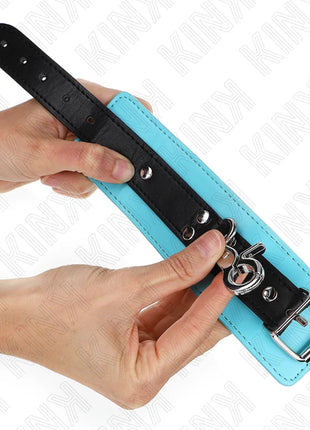 KINK - PREMIUM ABSCHLIEßBARE HANDGELENKFESSELN SCHWARZ/BLAU VERSTELLBAR 21-28 CM X 5,5 CM