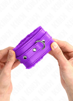 KINK - PREMIUM PELZGEFÜTTERTE HANDGELENKFESSELN LILA MIT LILA GÜRTEL VERSTELLBAR 17-29 CM X 6 CM