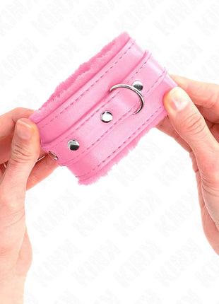 KINK - PREMIUM PELZGEFÜTTERTE HANDGELENKFESSELN ROSA MIT ROSA GÜRTEL VERSTELLBAR 17-29 CM X 6 CM