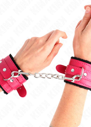 KINK - PREMIUM PELZGEFÜTTERTE HANDGELENKFESSELN SCHWARZ MIT HIMBEERROSEN-GÜRTEL VERSTELLBAR 17-29 CM X 6 CM