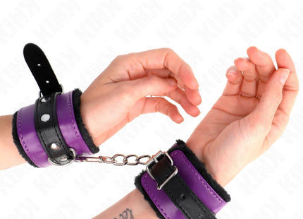 KINK - PREMIUM PELZGEFÜTTERTE HANDGELENKFESSELN SCHWARZ MIT LILA / SCHWARZER GÜRTEL VERSTELLBAR 17-29 CM X 6 CM