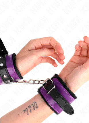 KINK - PREMIUM PELZGEFÜTTERTE HANDGELENKFESSELN SCHWARZ MIT LILA / SCHWARZER GÜRTEL VERSTELLBAR 17-29 CM X 6 CM